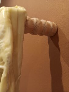 LATENCIA DEL PLIEGUE, 2025. Textil, cera y soportes de madera. Medias variables.