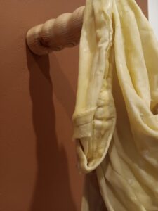 LATENCIA DEL PLIEGUE, 2025. Textil, cera y soportes de madera. Medias variables.