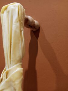 LATENCIA DEL PLIEGUE, 2025. Textil, cera y soportes de madera. Medias variables.
