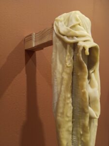 LATENCIA DEL PLIEGUE, 2025. Textil, cera y soportes de madera. Medias variables.