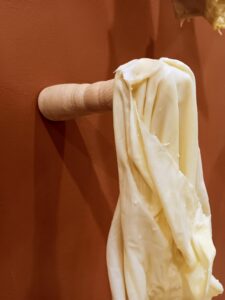 LATENCIA DEL PLIEGUE, 2025. Textil, cera y soportes de madera. Medias variables.