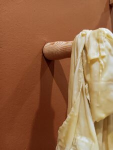 LATENCIA DEL PLIEGUE, 2025. Textil, cera y soportes de madera. Medias variables.