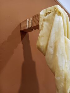 LATENCIA DEL PLIEGUE, 2025. Textil, cera y soportes de madera. Medias variables.