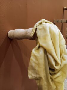 LATENCIA DEL PLIEGUE, 2025. Textil, cera y soportes de madera. Medias variables.
