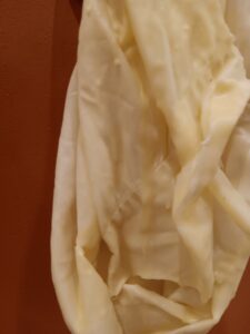 LATENCIA DEL PLIEGUE, 2025. Textil, cera y soportes de madera. Medias variables.