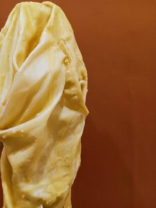 LATENCIA DEL PLIEGUE, 2025. Textil, cera y soportes de madera. Medias variables.