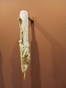 LATENCIA DEL PLIEGUE, 2025. Textil, cera y soportes de madera. Medias variables.