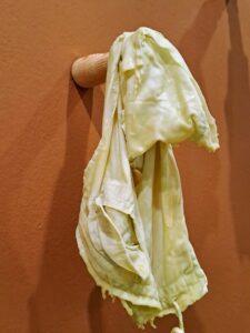 LATENCIA DEL PLIEGUE, 2025. Textil, cera y soportes de madera. Medias variables.